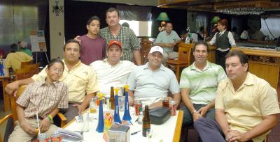 25062006 
Carlos Seijas, Javier Solsa, Israel Jiménez, Alberto Seijas, Roberto y Daniel Dávila, Arturo Miranda y su hijo Arturito.