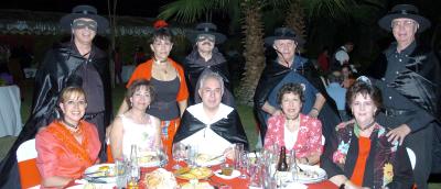 25062006 
Cristina, Chuy, Ignacio, Lucero, señor obispo de Torreón José Guadalupe Galván Galindo, Felo y Cony López Amor y Manuel y Paty García.