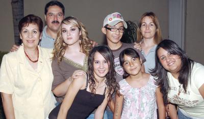 25062006 
Gabriela Estrello junto a sus amigos en su fiesta de despedida.