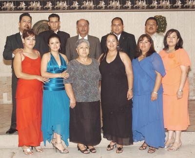25062006 
Guadalupe Jiménez Rodríguez, el día de su graduación, acompañada por sus familiares.