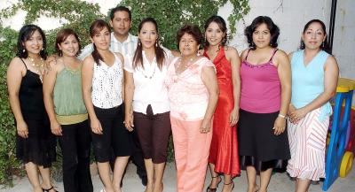 25062006 
La señora Antonia de la Rosa fue festejada ebn días pasados por su cumpleaños 64.