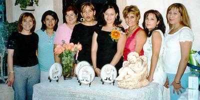 25062006 
Paulina Rodarte Díaz junto a familiares el día de su fiesta de despedida.