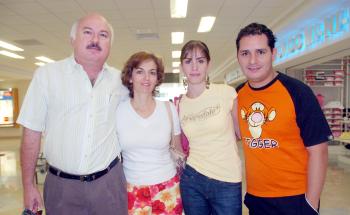 26062006
Brenda Arriaga viajó a San Francisco, las despidió su familia .