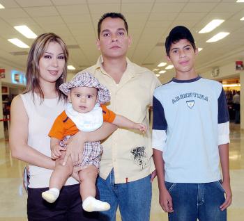 26062006
Gaby y Luis Álvarez, Hiram Arredondo y Gael viajaron a Puerto Vallarta.