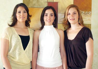 27062006 
Claudia Hamdan junto a las anfitrionas, Mary Tere Hinojosa y Cecy Hinojosa Lugo.