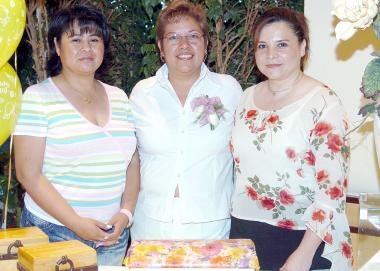 27062006 
Martha Elena Llanas Miranda disfrutó de una fiesta de despedida en días pasados.