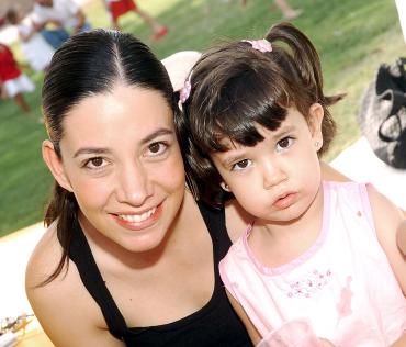 27062006 
Marcela de Bustos y Paulina.