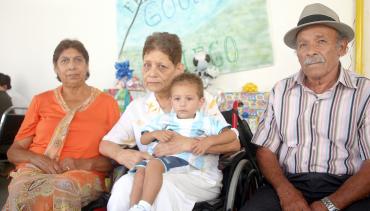 28062006 
El peque Édgar Diego Carrillo Olivas junto a sus abuelos en su fiesta de cumpleaños.