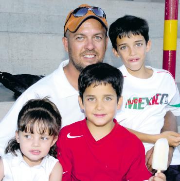 28062006 
Luis Berrueto con sus hijos Beto, Eloisa y Luis Berrueto.
