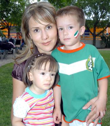 28062006 
Pily de Nogueira, acompañada por sus hijos Alberto y Pamela.