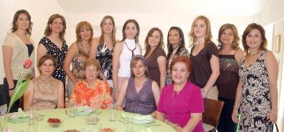 27062006 
Claudia Hamdan  Lozano, con las invitadas a su fiesta de despedida.