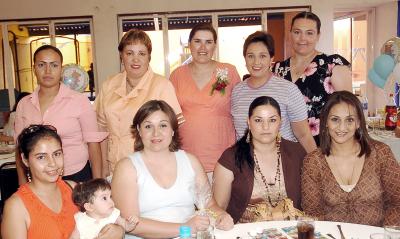28062006 
Julieta de Arvizu en compañía de sus invitadas a su fiesta de canastilla.