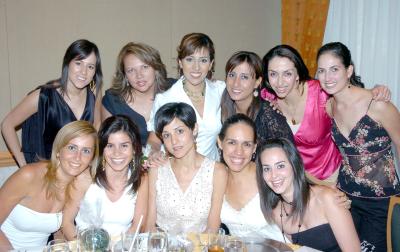 28062006 
Nora Aguilera, acompañada por un grupo de amigas en su fiesta de despedida.