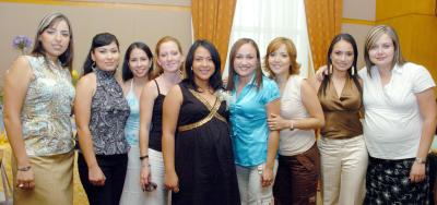 28062006 
Olga junto al grupo de invitadas a su fiesta de canastilla.