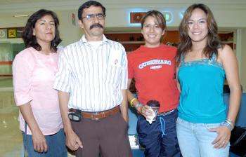 28062006 
Ariana y Samuel García y Rosa Luna viajaron a Puerto Vallarta, los despidió Valeria García.