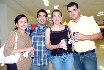 28062006 
Gustavo Lastra y Vilma Solís viajaron a Mérida, los despidieron Ricardo Robles y Ana Elisa Lastra.