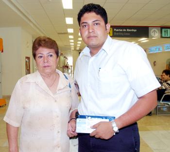 28062006 
María Felipa Rodríguez viajó a Cancún, la despidió Sergio Nevárez.