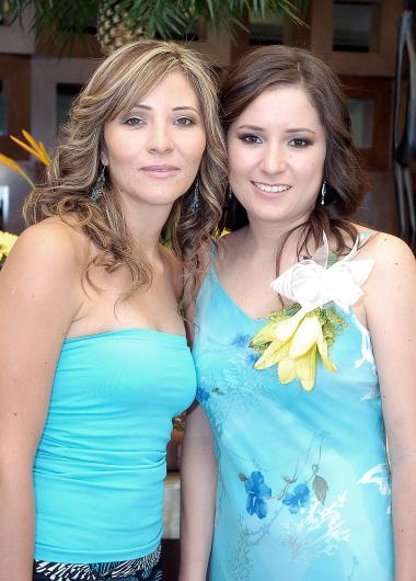 29062006 
Jennifer López Hernández en su despedida de soltera junto a su hermana Jéssica.