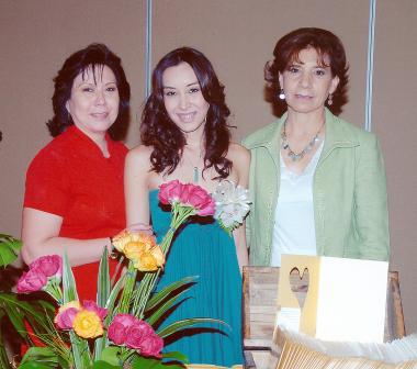 29062006 
Karla acompañada por su mamá, Carlota Mendoza Wong y su futura suegra, Rosario García de la Cruz.