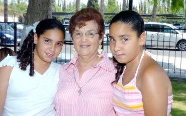 29062006 
Angélica de Villarreal, Luisianna Villarreal y Lucero Villarreal Morales.