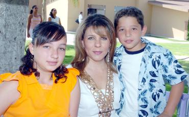 29062006 
Lorena de la Garza, Iñaki y Daniela Elósegui.