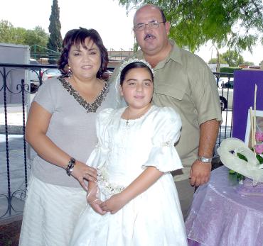29062006 
Regina Villarreal acompañada de sus papás, Modesto Villarreal Morril y Lupita Villarreal de Villarreal.