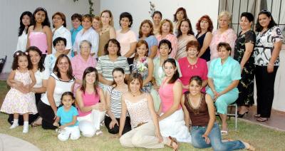 29062006 
Irma Adriana Martínez Cano recibió felictaciones de sus familiares y amigas en su fiesta de despedida.