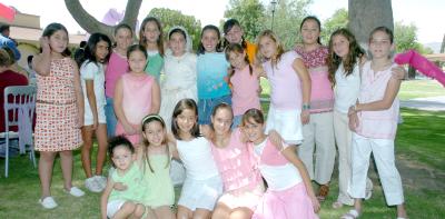 29062006 
Regina Villarreal con sus amiguitas.