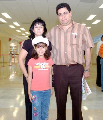 29062006 
María Martha Covarrubias. Ossiel y Linda Pérez viajaron a la Ciudad de México.