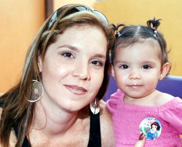 30062006 
Mary Tere Hinojosa junto a su peqeña Maritere.