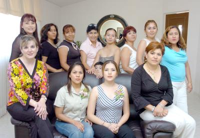30062006 
Irene Loza junto a familiares y amigas en su fiesta de despedida.
