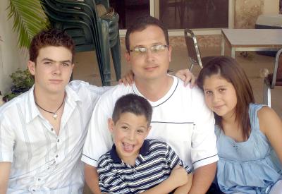 30062006 
Ernesto Oviedo con sus hijos Ernesto, Andrea y Pablo.