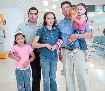 30062006 
Gabirle, Ana y Andrea Enríquez viajaron a Puerto Vallarta., los despidieron José y Daniela.