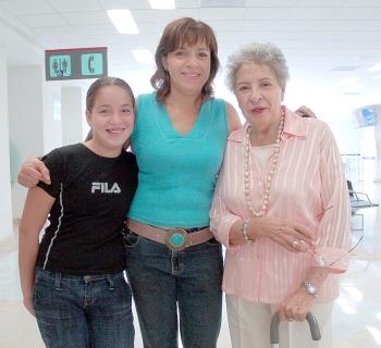 30062006 
Sara Yaver viajó al DF, la despidieron Sari Martínez y Sari de Martínez.