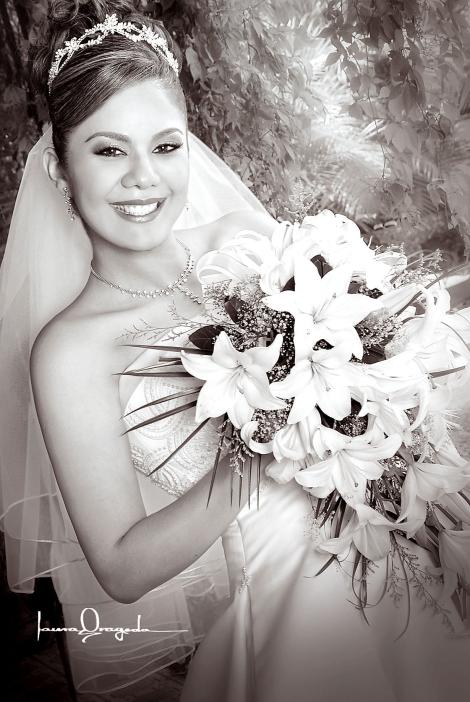 C.P. Claudia Iveth Torres Uribe, el día de su enlace matrimonial con el C.P. Édgar Hernández de Santiago.

Estudio: Laura Grageda.