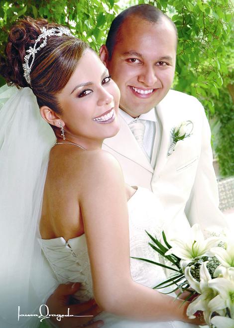 C.P. Édgar Leonardo Hernández de Santiago y C.P. Claudia Iveth Torres contrajeron matrimonio el pasado 22 de abril en la capilla de Casa de Cristiandad.

Estudio: Laura Grageda.