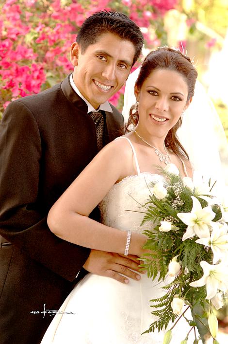 Dr. Juan José Estrella Álvarez y C.P.Maricela Rosales Ulloa recibieron la bendición nupcial en la parroquia de la Virgen de Lourdes, el pasado seis de mayo.
Estudio: Maqueda.