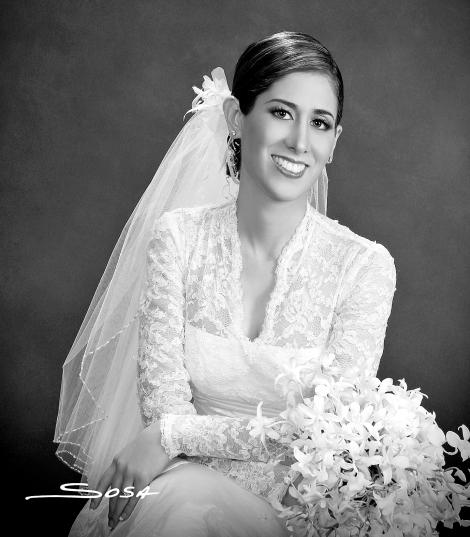 C.P. Mónica de Lara Camacho, el día de su boda con el Ing. Raúl A. González Cantú.
Estudio: Sosa.