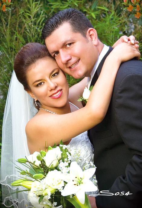 Ing. Juan Gerardo Vitela Sandoval y Lic. Selene Galván Hernández contrajeron matrimonio en la parroquia de la Inmaculada Comcepción, el pasado 22 de abril.
Estudio: Sosa.