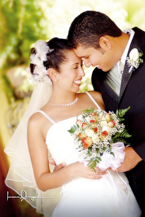 Ing. Miguel Jesús Maciel Molina y Srita. Eyra Yazmín Gutiérrez Rosales contrajeron matrimonio en la capilla de San Judas Tadeo.

Estudio: Laura Grageda.