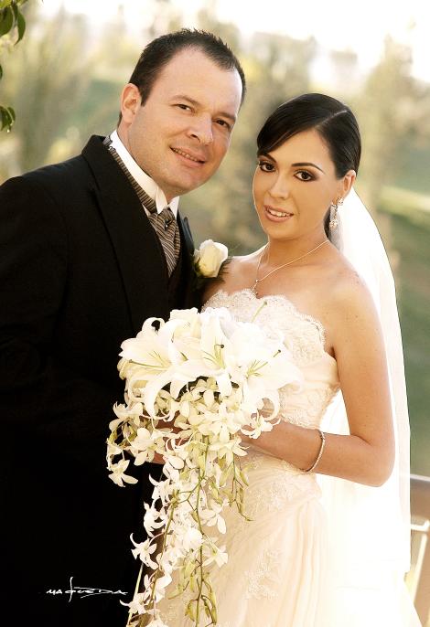 Sr. Carlos Enrique Ortueta Sáenz y Srita. Belinda Alejandra Villarreal Arellano recibieron la bendición nupcial en la parroquia Los Ángeles, el viernes 31 de marzo.
Estudio: Maqueda.