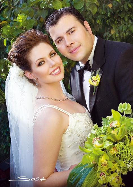Sr. Francisco Cocho Jaime y Srita.  Karina Kort Sánchez recibieron la bendición nupcial en la parroquia de San Pedro Apóstol.

Estudio: Sosa.