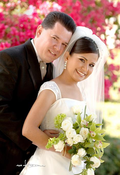 Sr. Oliver Azuara Linares y Srita. Rocío Camarena Rodríguez contrajeron matrimonio en la parroquia de la V. de la Encarnación, el 29 de abril.

Estudio: Maqueda.