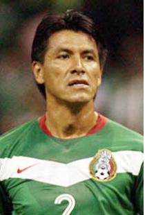  DEFENSAS

2. Claudio Suárez Sánchez.
Edad: 37 años 
Nacimiento: 17/dic/1968 en Texcoco, Estado de México.
Estatura y peso: 1.78 mts/ 75 kgs.
Fecha de debut con el Tri: 26/jul/1992.