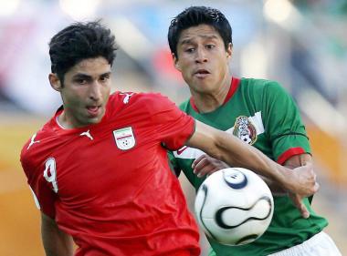 Este último obligó dos veces al meta Owaldo Sánchez a esfuerzos extremos para salvar su portería a los diez minutos, con un taconazo y un remate de cabeza a bocajarro. Algo no funcionaba bien en el que equipo de Ricardo Lavolpe.