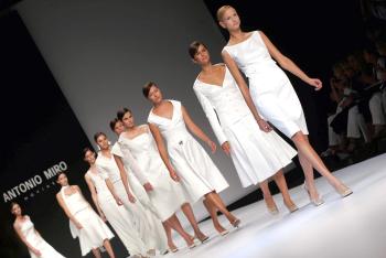 Modelos lucen trajes de novia de Antonio Miró.