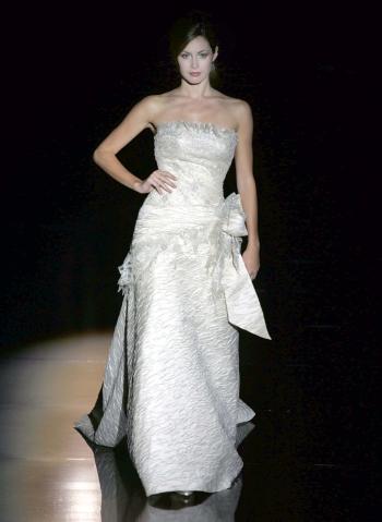 Una modelo luce un vestido de novia de Hannibal Laguna que presentó su colección.