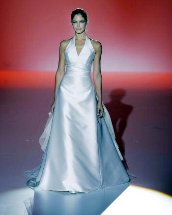 La modelo argentina Martina Klein, luce un vestido de novia de Jesús Peiró.