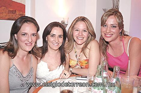 Y ¡LLEGO LA NOCHE!
Paty Galván, Marcela Vega, Ana Cris Osorio y Marcia Lozano.
