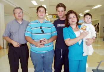 01072006 
José Alonso viajó a El Salvador, lo despidió la familia Alonso Aguirre.
